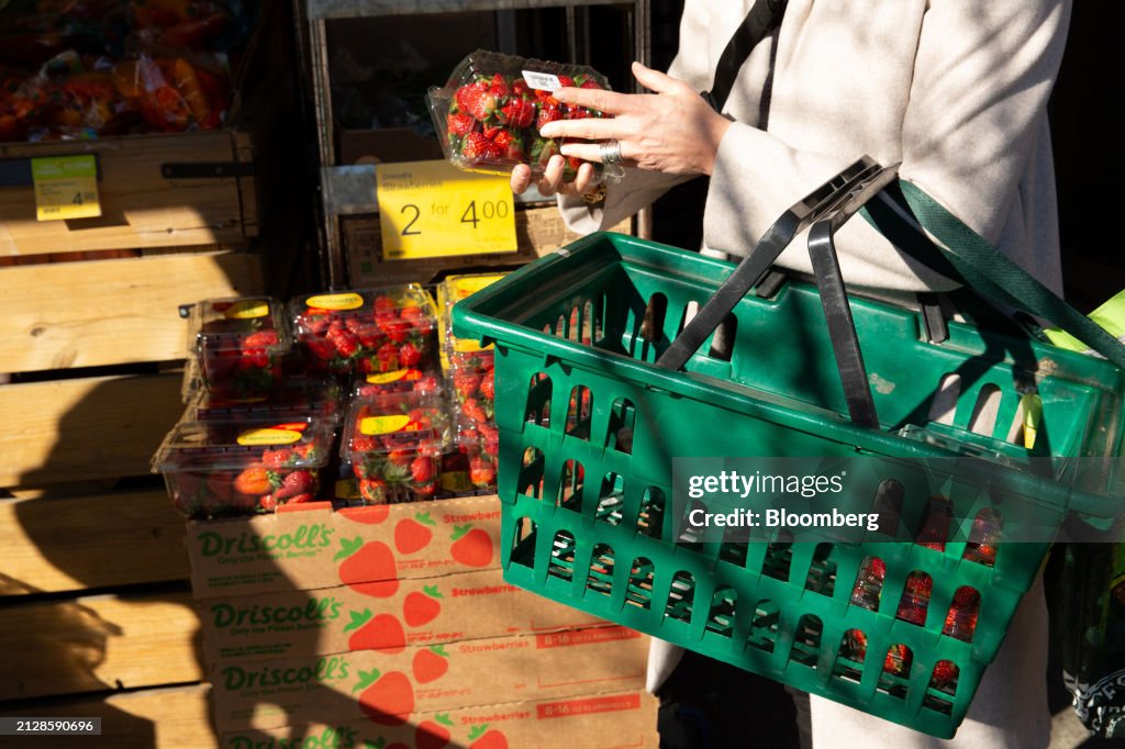 Shoppers In Canada As Consumer Inflation Expectations Remain Elevated
