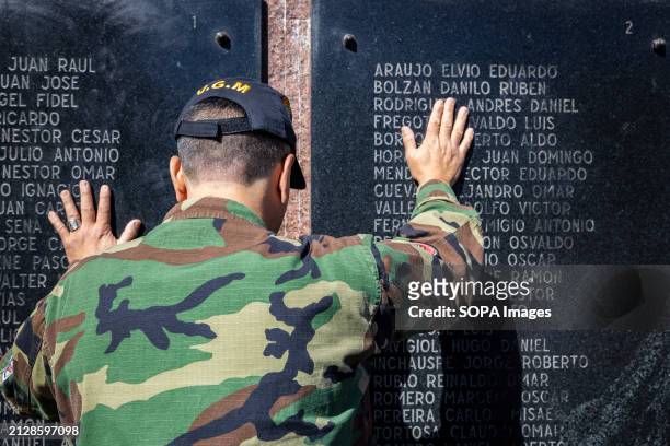 The conscript soldier Carlos Retamozo remembers the fallen comrades in the Malvinas Islands. Every April 2, Argentina celebrates the Day of the...