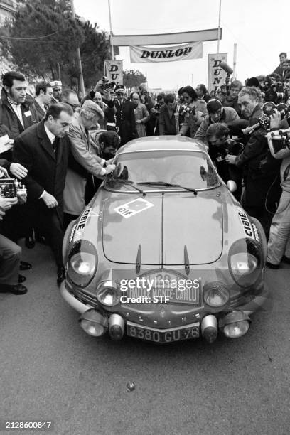 Alpine Renault A110 n°28 de Ove Andersson et David Stone, vainqueurs du 40ème Rallye de Monte Carlo, franchit la ligne d'arrivée, entourée de...