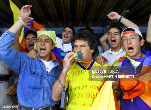 Colombian fans celebrate the arrival of the Colombian soccer team at the Mariscal Sucre airport in Quito 24 July, 2000. Varios hinchas colombianos...