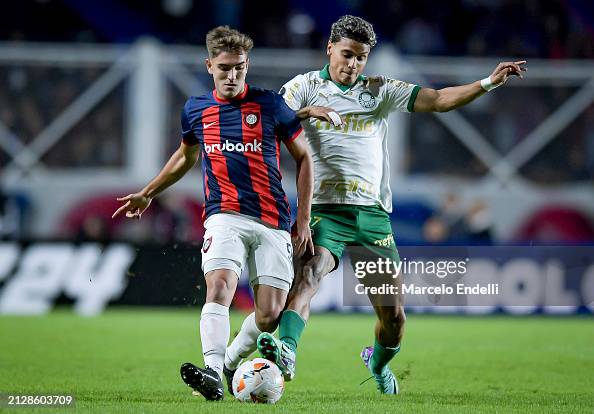 Perruzzi Francisco Perruzzi of San Lorenzo competes for the ball with Richard ...