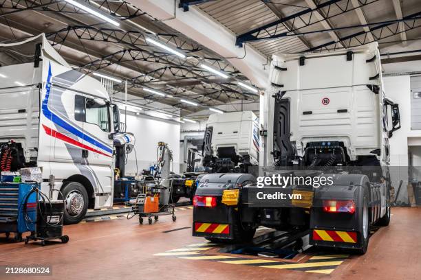 truck repair shop - vrachtwagen met oplegger stockfoto's en -beelden