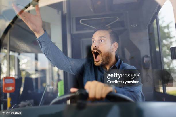 pass auf, wohin du gehst! - busfahrer stock-fotos und bilder