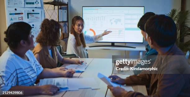 asian business people team brainstorm meeting in corporate office at night. presentation on financial economy strategy, project planning. generation z millennial businesspeople, work late concept - animation moving image stockfoto's en -beelden