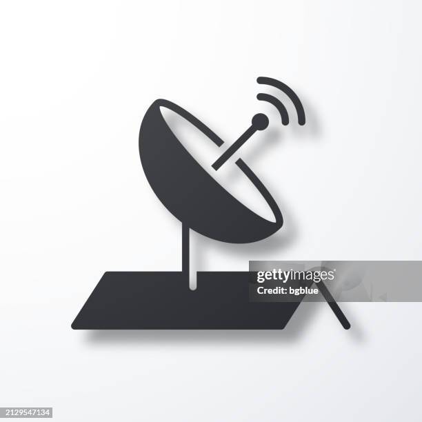 satellitenschüssel auf dem dach. symbol mit schatten auf weißem hintergrund - fernsehantenne stock-grafiken, -clipart, -cartoons und -symbole