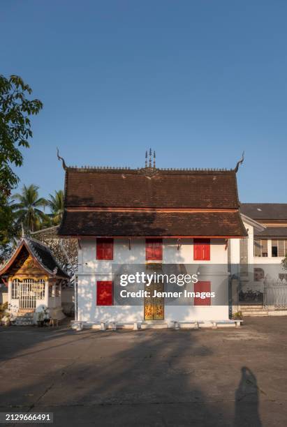 wat mai suwannaphumaham in luang prabang, laos. - jenner stock pictures, royalty-free photos & images