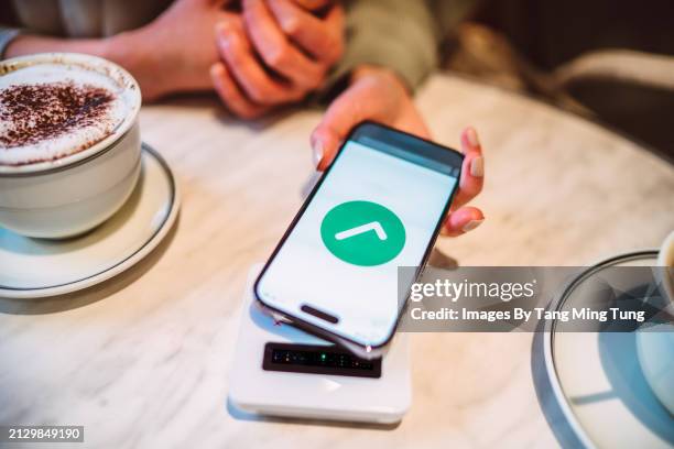 contactless convenience: successful mobile payment confirmation - digital wallet stock pictures, royalty-free photos & images