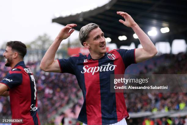Alexis Saelemaekers of Bologna FC celebrates scoring his team's second goal during the Serie A TIM match between Bologna FC and US Salernitana at...