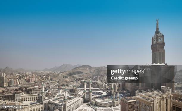 masjid al-haram, die heiligste moschee des islam in mekka. - turmuhr stock-fotos und bilder