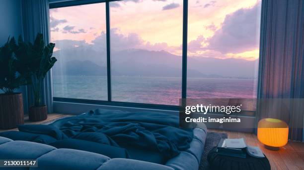 dormitorio con vistas al mar - mirar por encima fotografías e imágenes de stock