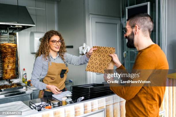 arbeiterin bestellt kunden in einem fast-food-restaurant - gyros stock-fotos und bilder