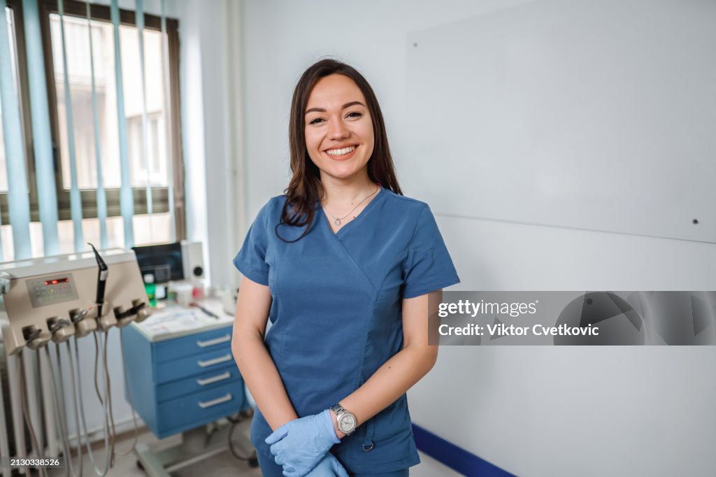 Dentista sonriente en una clínica dental