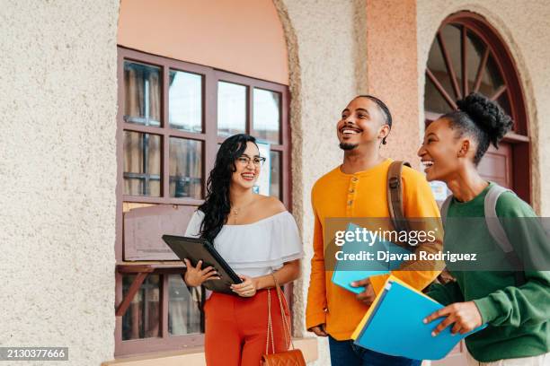 young diversity friends students walking in a university campus - bâtiment public photos et images de collection
