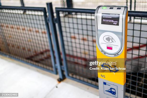 forensen spoorweg kaart voor een trein geautomatiseerd inchecken op een nederlands treinstation - treinstation - fotografias e filmes do acervo