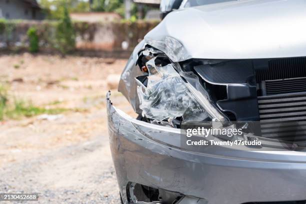 crashed car - incidente automobilistico foto e immagini stock