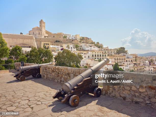 eivissa, dalt vila, baluard de santa llúcia, scenic bastion with ancient cannons overlooking historic district, ibiza, spain - distrito histórico imagens e fotografias de stock