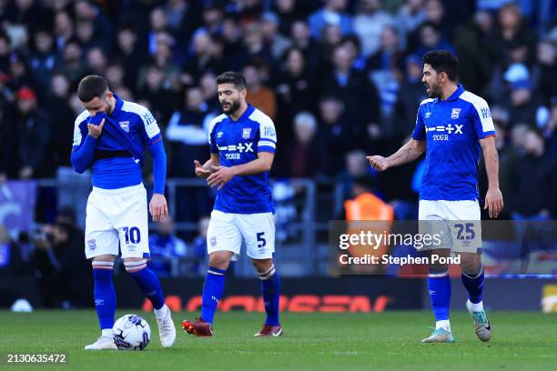 Conor Chaplin, Sam Morsy and Massimo Luongo of Ipswich Town react after Adam Armstrong of Southampton scores his team's second goal during the Sky...