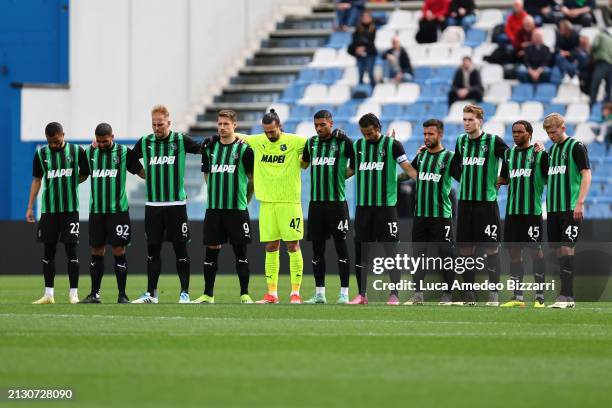 The players of US Sassuolo pause for a minutes silence in honour of the recent passing of Giuseppe 'Joe' Barone, General Director of ACF Fiorentina,...