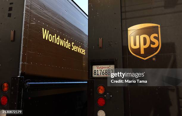 Ups Support 37 Ups Customer Service Center Stock Photos, High-Res Pictures, and ...