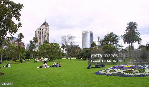 University of Auckland students relax at Albert Park in Auckland, 01 July 2003. AFP PHOTO/Dean TREML
