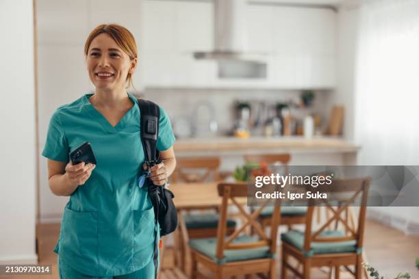 krankenschwester geht für einen arbeitstag - an vorderster front berufsbeschäftigung stock-fotos und bilder