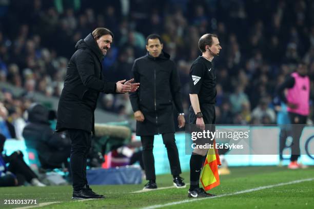 Daniel Farke, Manager of Leeds United, reacts towards Assistant Referee Matthew Jones during the Sky Bet Championship match between Leeds United and...