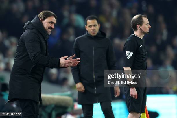 Daniel Farke, Manager of Leeds United, reacts towards Assistant Referee Matthew Jones during the Sky Bet Championship match between Leeds United and...