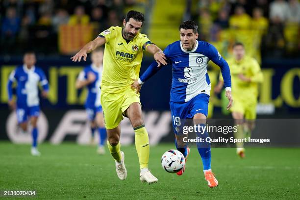 Raul Albiol of Villarreal CF competes for the ball with Alvaro Morata of Atletico de Madrid during the LaLiga EA Sports match between Villarreal CF...