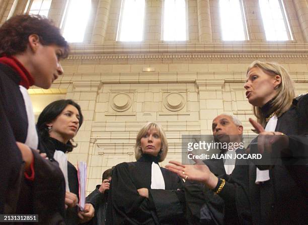Les avocates de la défense Noura Amara-Lebret et Isabelle Guerrin discutent avec ceux de la partie civile Catherine Rimbault, Yves Crespin et Régine...