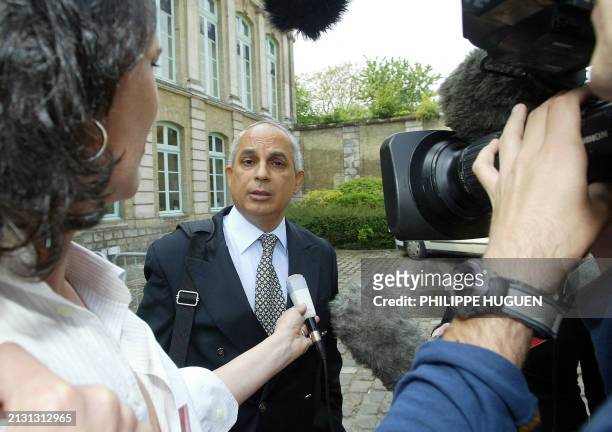 Maitre Yves Crespin l'avocat de l'association Enfant Bleu et partie civile s'adresse à la presse, le 18 mai 2004 devant le palais de justice de...