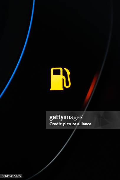 April 2024, Baden-Württemberg, Rottweil: A fuel gauge on a car display lights up on the dashboard. Photo: Silas Stein/dpa