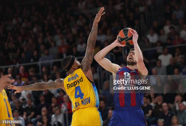 Barcelona's Czech guard Tomas Satoransky vies with Maccabi's US guard Lorenzo Brown during the Euroleague basketball match between FC Barcelona and...