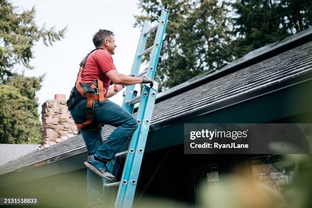installazione di pannelli solari nel nord-ovest del pacifico - tetto foto e immagini stock