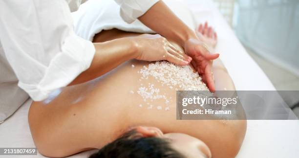 skincare, relax e donna al sale per massaggi, esfoliazione naturale o scrub corpo in spa di lusso. massaggiatrice, persona femminile e pace in hotel con trattamento detox, dermatologia e cura di sé per il benessere - esfoliazione foto e immagini stock