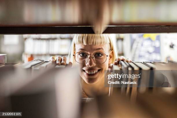 bookish and brilliant - laatstejaars high school stockfoto's en -beelden