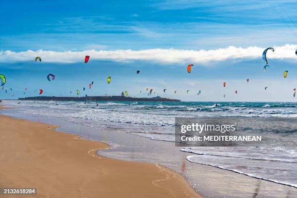 tarifa strand in cádiz, surfstadt skyline von andalusien, spanien mit vielen kitesurf-kites - tarifa stock-fotos und bilder