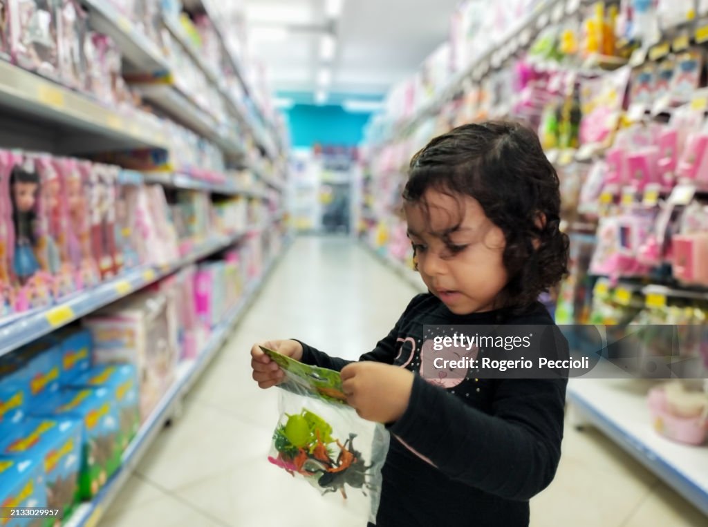 Kind, das Spielzeug auswählt.