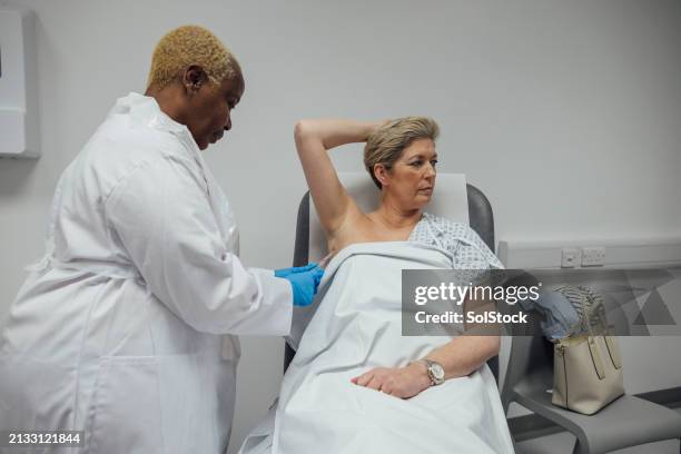 biopsy in hospital - biopsia imagens e fotografias de stock