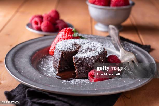 molten chocolate cake - lava cake stock pictures, royalty-free photos & images