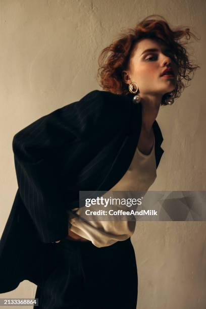 beautiful woman in formal suit - estilo imagens e fotografias de stock
