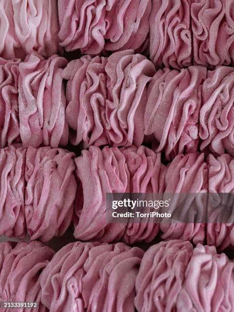 full frame of close-up pink marshmallow rosettes. zefir or zephyr - gelatin powder stock-fotos und bilder