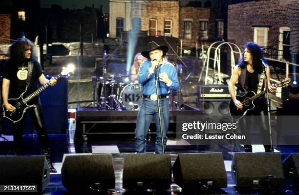 American country singer Garth Brooks sings with Bruce Kulick and Paul Stanley of the American rock band Kiss on The Tonight Show with Jay Leno in...