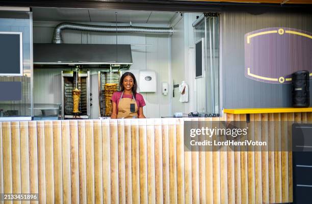 frau, die in einem fast-food-restaurant arbeitet - gyros stock-fotos und bilder