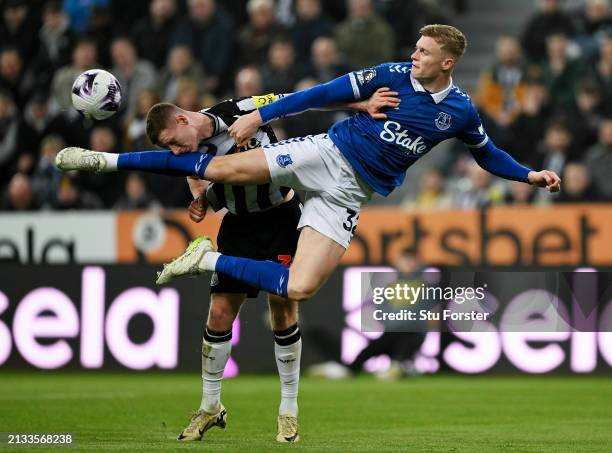 Elliot Anderson of Newcastle United and Jarrad Branthwaite of Everton battle for possession during the Premier League match between Newcastle United...