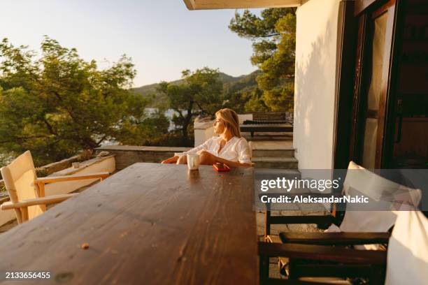 mañana en la terraza junto al mar - terraza fotografías e imágenes de stock