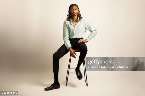 homme afro-américain avec locs assis sur un tabouret - tabouret photos et images de collection