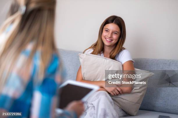 das mädchen spricht mit einem psychologen - psychiatrie und psychotherapie stock-fotos und bilder