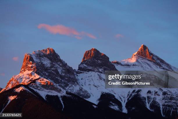 the three sisters - montanhas rochosas canadianas imagens e fotografias de stock