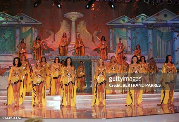 Miss Venezuela contestants appear on stage 21 August 1999 in Caracas... Las 26 candidatas al certamen Miss Venezuela hacen su primera aparicion en...
