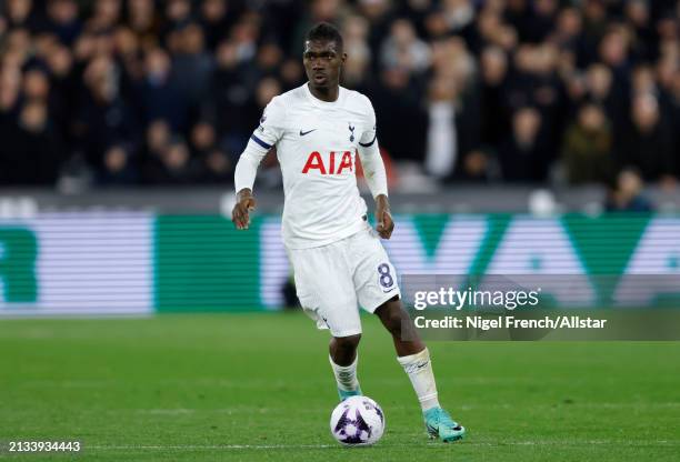 Yves Bissouma of Tottenham Hotspur on the ball during the Premier League match between West Ham United and Tottenham Hotspur at London Stadium on...
